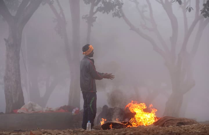 বছর শেষে কাঁপুনি দেওয়া ঠান্ডা। বড়দিন থেকেই তাপমাত্রা নিম্নমুখী। শীতপ্রেমী শহরবাসীর কাছে আরও আনন্দের খবর দিল আবহাওয়া দফতর। 