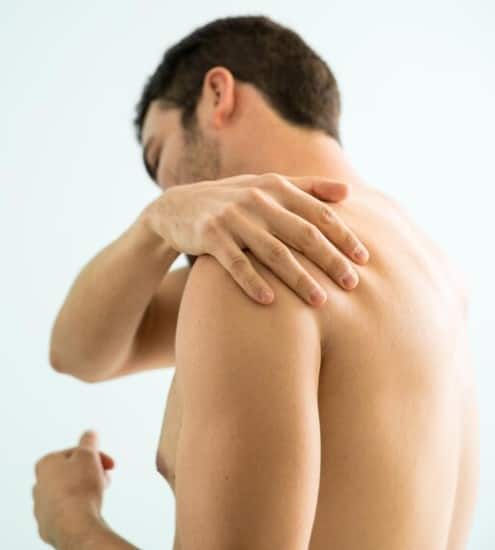 ਸਵੇਰੇ ਉੱਠਦੇ ਹੀ ਪਾਣੀ ਨਾ ਪੀਣਾ ਸਭ ਤੋਂ ਵੱਡੀ ਗਲਤੀ ਮੰਨੀ ਜਾਂਦੀ ਹੈ। ਰਾਤ ਭਰ ਸਰੀਰ ਡੀਹਾਈਡ੍ਰੇਟ ਰਹਿੰਦਾ ਹੈ। ਖਾਲੀ ਪੇਟ ਇੱਕ-ਦੋ ਗਲਾਸ ਪਾਣੀ ਨਾ ਪੀਣ ਨਾਲ ਮੈਟਾਬੋਲਿਜ਼ਮ ਸੁਸਤ ਹੋ ਜਾਂਦਾ ਹੈ, ਜਿਸ ਨਾਲ ਭਾਰ ਵਧਣ ਲੱਗਦਾ ਹੈ।