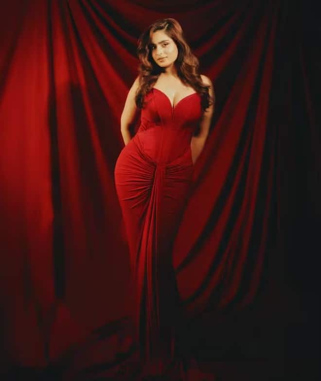 आयशा खान ने 2020 में टीवी शो 'कसौटी जिंदगी की' में जूनियर आर्टिस्ट के रूप में अपने करियर की शुरुआत की थी।