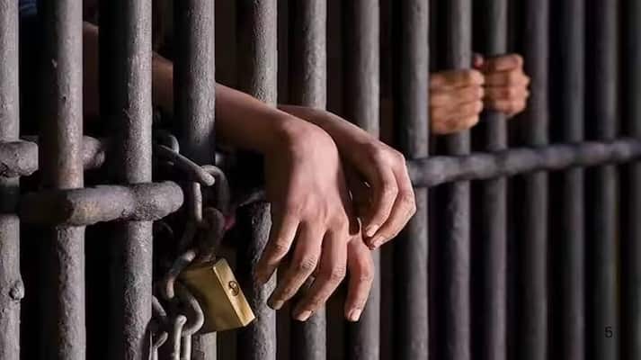 भारत में कॉपीराइट अधिनियम 1957 के तहत पायरेसी पर मुकदमा चलाया जाता है। इस अधिनियम की धारा 63 के अनुसार, किसी फिल्म या सामग्री को अवैध रूप से बनाना, डाउनलोड करना या साझा करना अपराध है। यह दंड न केवल वेबसाइट मालिकों पर बल्कि उन लोगों पर भी लागू हो सकता है जो जानबूझकर इसे देखते हैं।