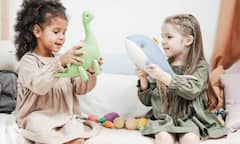 क्या आपका बच्चा भी खिलौनों से करता है बातें? जानें उनके डेवलपमेंट से जुड़ा इसका असली मतलब