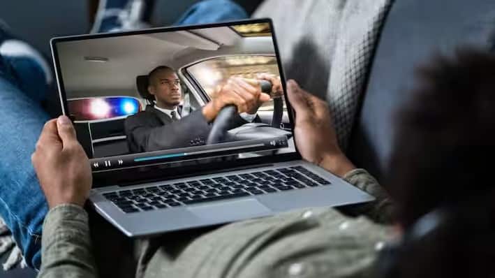 ओटीटी प्लेटफॉर्म से जुड़ी पायरेसी भी इस कानून के दायरे में आती है। टेलीग्राम लिंक, वेबसाइट या ऐप के ज़रिए वेब सीरीज़ या फ़िल्म मुफ़्त में देखना भी गैर-कानूनी है। अक्सर यूज़र्स के आईपी एड्रेस से उन तक पहुंचा जा सकता है, इसलिए उनकी पहचान छिपी नहीं रहती। आपको सोचना चाहिए कि क्या यह जोखिम उठाना सही है। क्या कुछ पैसे बचाने के लिए जेल, भारी जुर्माना और कानूनी मुसीबतों का सामना करना समझदारी है? बेहतर यही होगा कि आप फ़िल्म को थिएटर में देखें या किसी ओटीटी प्लेटफॉर्म का कानूनी सब्सक्रिप्शन खरीदें।