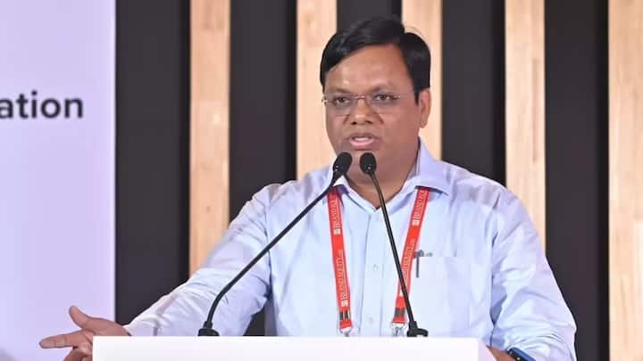 রেলওয়ে বোর্ডের কার্যনির্বাহী অধিকর্তা (আইএন্ডিপি) দিলীপ কুমার জানিয়েছেন যে নতুন ভাড়ার নিয়ম সেই টিকিটগুলির ক্ষেত্রেই প্রযোজ্য হবে যেগুলি ২৬শে ডিসেম্বর ২০২৫ বা তার পরে ইস্যু করা হবে। অর্থাৎ, আপনার ভ্রমণের তারিখ যদি পরের হয় কিন্তু টিকিট আগে কেনা হয়ে থাকে, তবে বর্ধিত ভাড়া আপনার থেকে নেওয়া হবে না।