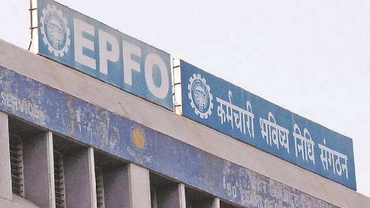 नोकरदार वर्गासाठी पीएफ खाते तयार करण्यात येते, त्यात दर महिन्याला कंपनी आपल्या पगारातून पैसे जमा करत असते. परंतु अनेकदा कर्मचारी नोकरी बदलतात तेव्हा पीएफ अकाउंटचं काय होतं, आपण पीएफ कसा ट्रान्सफर करु शकतो, असे अनेक प्रश्न कर्मचाऱ्यांच्या मनात असतात.