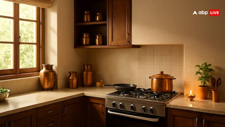 वास्तु शास्त्र के मुताबिक, रोसाई में खाना बनाने की सही दिशा अग्नि दिशा या दक्षिण-पूर्व दिशा मानी जाती है. इसलिए, किचन में इस्तेमाल होने वाला चूल्हा और गेस इसी दिशा में होना चाहिए. उत्तर या पश्चिम दिशाओं में रखने से सेहत पर नकारात्मक प्रभाव पड़ सकता है.