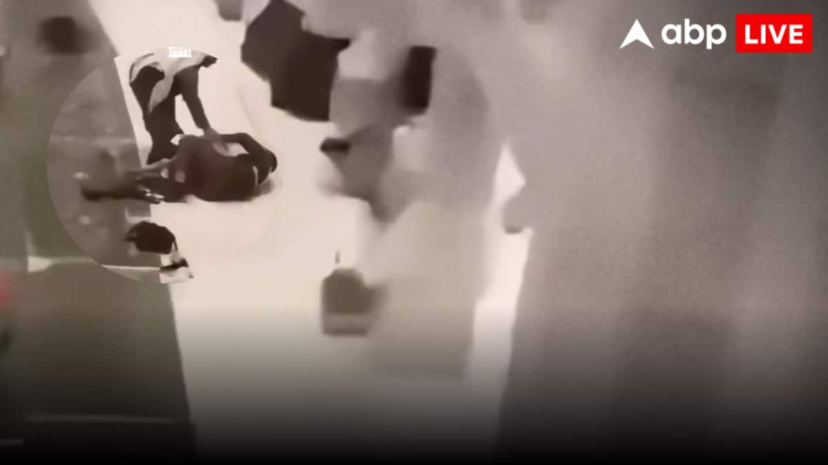 Saudi Arabia Mecca: मक्का की मस्जिद अल-हरम की रेलिंग से कूद गया युवक, मच गया हंगामा... वीडियो वायरल