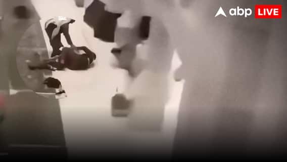 Saudi Arabia Mecca: मक्का की मस्जिद अल-हरम की रेलिंग से कूद गया युवक, मच गया हंगामा... वीडियो वायरल