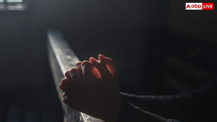 उत्तर कोरिया एक नास्तिक देश है. राज्य के विचारधारा सभी प्रकार के संगठित धर्म को खारिज करती है. यहां पर काफी कम उम्र से ही नागरिकों को सिखाया जाता है कि धर्म एक विदेशी अवधारणा है और इसका मकसद लोगों को गुमराह करना है.