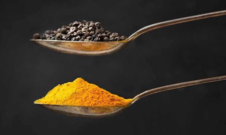 Whereas in winter the food is usually heavier and more plentiful. In such a situation, digestion needs extra support. In such a situation, turmeric helps in making the food feel light due to its antioxidant properties. Whereas black pepper activates the stomach and advances the digestion process. Jaggery balances the taste and is often taken after meals, so that the food does not become heavy on the body.