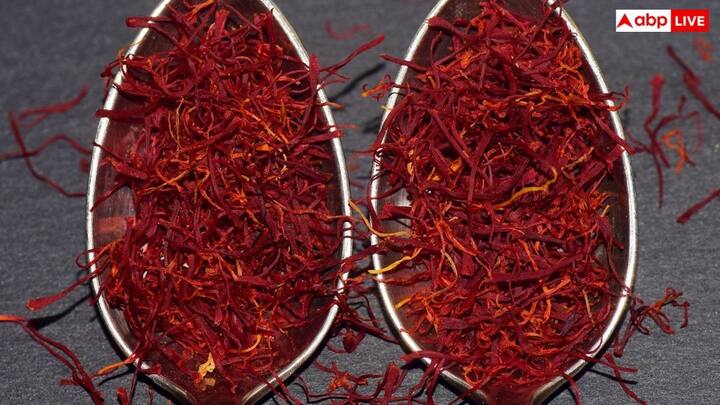 केसर को इसकी ज्यादा कीमत और दुर्लभता की वजह से रेड गोल्ड कहा जाता है. इसकी कीमत ₹300000 प्रति किलोग्राम तक हो जाती है. वजन के हिसाब से यह कई कीमती धातुओं से ज्यादा कीमती हो जाता है.