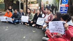 दिल्ली: कुलदीप सेंगर को जमानत मिलने पर जमकर विरोध, HC के बाहर पीड़िता समेत महिलाओं का प्रदर्शन