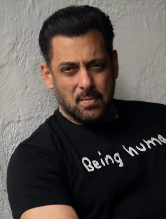 कभी बैकग्राउंड डांसर से शुरू किया था करियर, 75 रुपये थी पहली सैलरी, अब 37 सालों से बॉलीवुड पर राज कर रहा ये सुपरस्टार