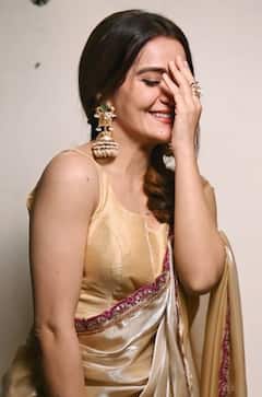 'તારક મહેતા' એક્ટ્રેસ આરાધનાના સાડી લૂક પૉઝ