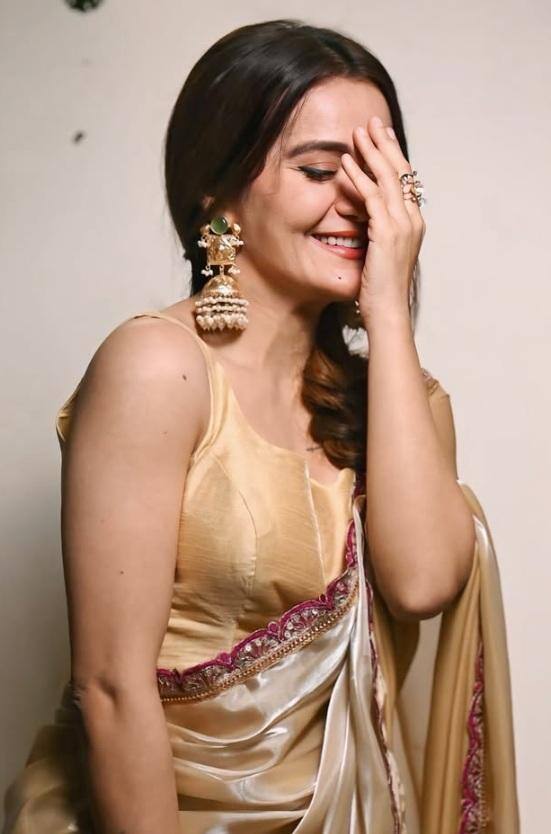 'તારક મહેતા' એક્ટ્રેસ આરાધનાના સાડી લૂક પૉઝ