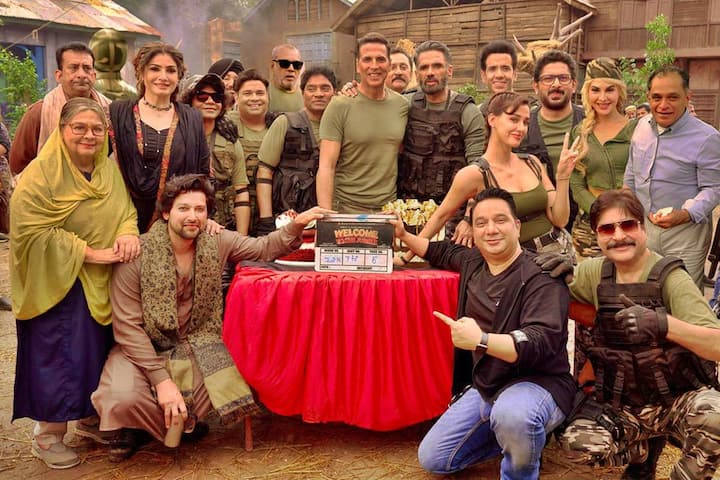 बीते दिनों एक्टर अपनी फिल्म ‘वेलकम टू द जंगल’ की शूटिंग को लेकर बिजी थे लेकिन क्रिसमस के मौके पर उन्होंने अपने इंस्टाग्राम हैंडल पर एक खास पोस्ट शेयर कर फैंस को बड़ी खुशखबरी दी है. अभिनेता ने ‘वेलकम टू द जंगल’ के बिहाइंड द सीन का एक वीडियो शेयर किया है जिसमें फिल्म के मेगा स्टारकास्ट की झलक देखने को मिलती है.