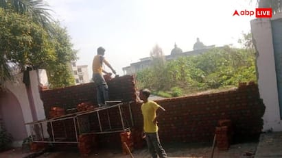 रामपुर में जौहर यूनिवर्सिटी से गेस्ट हाउस के बीच बना अवैध गेट हटाया, डीएम के निर्देश पर लगाई दीवार