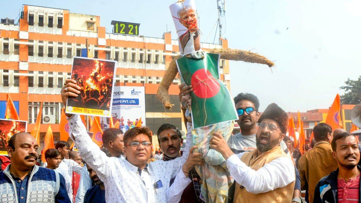 बांग्लादेश में हिंदुओं की लिंचिंग से बंगाल में उबाल, कोलकाता में डिप्टी हाई-कमीशन के बाहर मार्च; पुलिस संग हुई तनातनी