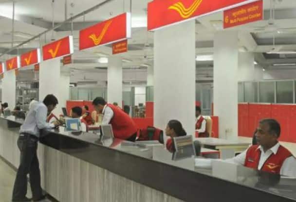 डाकघर के राष्ट्रीय बचत प्रमाणपत्र (एनएससी) में 5 लाख रुपये की एकमुश्त राशि 5 वर्षों के लिए जमा करने से आपको काफी लाभ होगा, जिस पर वर्तमान ब्याज दर 7.7% प्रति वर्ष है। इस योजना में, आपकी जमा राशि में हर साल ब्याज जुड़ता है और अगले वर्ष आपको उस बढ़ी हुई राशि पर ब्याज मिलता है।