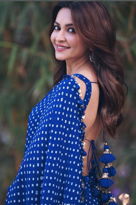બ્લૂ ડૉટેડ સાડીમાં કૃતિ ખરબંદાનો ગ્લેમરસ અંદાજ