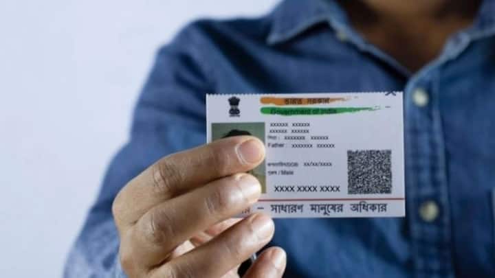 आज के समय में आधार से लिंक मोबाइल नंबर भी बेहद जरूरी हो गया है. बैंक, सरकारी पोर्टल और कई सेवाओं में OTP इसी नंबर पर आता है. अगर आप अपना मोबाइल नंबर बदलना चाहते हैं. तो UIDAI इसकी पूरी छूट देता है. आप जरूरत के अनुसार इसे कई बार अपडेट कर सकते हैं.