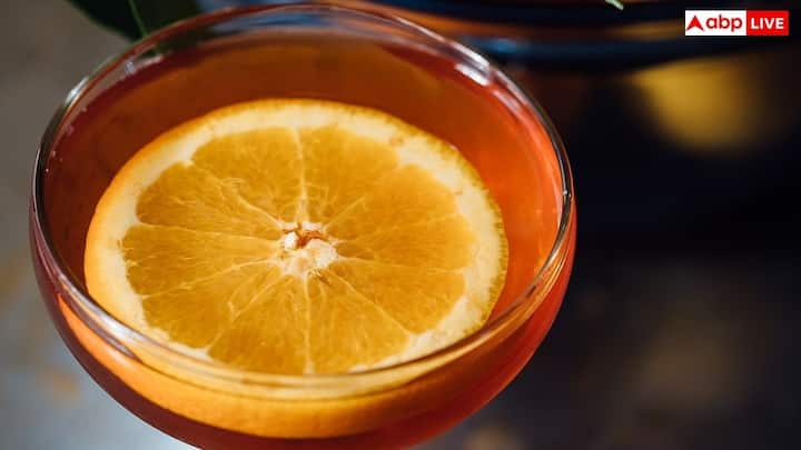 कॉकटेल शब्द पहली बार में 1806 में न्यूयॉर्क के एक अखबार में छपा था. इसमें कॉकटेल को स्पिरिट, चीनी, पानी और बिटर से बना एक उत्तेजक पेय बताया गया था.