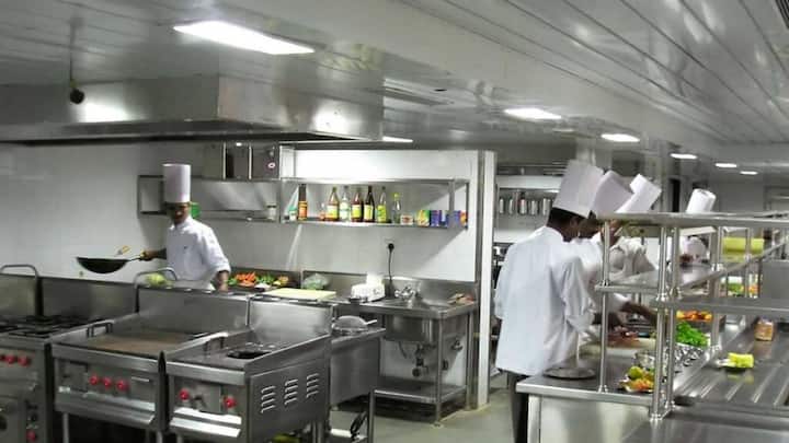 क्लाउड किचन शुरू करना देखने में आसान लगता है. लेकिन इसके पीछे कुछ जरूरी नियम और डाॅक्यूमेंट प्रोसेस होती है. कई लोग सिर्फ किचन और डिलीवरी ऐप पर फोकस करते हैं. लेकिन कानूनी औपचारिकताओं को नजरअंदाज कर देते हैं. यहीं पर बाद में दिक्कतें सामने आती हैं.