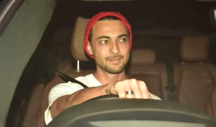 कल रात सुपरस्टार सलमान खान ने पनवेल स्थित अपने फार्महाउस में जन्मदिन की पार्टी का आयोजन किया। इस भव्य जन्मदिन पार्टी में बॉलीवुड के कई सितारे नजर आए। उनकी तस्वीरें सोशल मीडिया पर वायरल हो रही हैं।