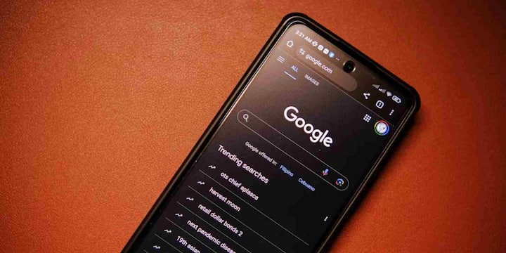 मेक यूज ऑफ की रिपोर्ट के मुताबिक, असल में डार्क मोड को लेकर सबसे बड़ा भ्रम OLED डिस्प्ले से जुड़ा है. माना जाता है कि काले पिक्सल बंद हो जाते हैं और बिजली की खपत नहीं करते. यह बात तब सही होती है जब स्क्रीन पर पूरी तरह गहरा काला रंग इस्तेमाल किया जाए.
