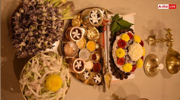 अशुद्ध पात्र- पूजा-पाठ में शुद्ध बर्तनों का ही उपयोग करें. प्लास्टिक या ऐसी धातुएं जो पूजा के लिए शुद्ध नहीं मानी जातीं, उनमें भगवान को जल या भोग अर्पित नहीं करना चाहिए. पूजा के लिए तांबा, पीतल, चांदी और सोना जैसी धातुएं सबसे अधिक शुभ मानी जाती हैं.