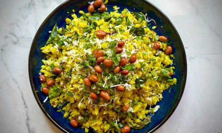 Indore is also considered special for snack tourism. The famous snacks to eat here are Poha, Jalebi, Bhutte Ka Kees, Garadu Chaat and Sabudana. Apart from this, the bullion market and 56 shops here have become the identity of street food of Indore.