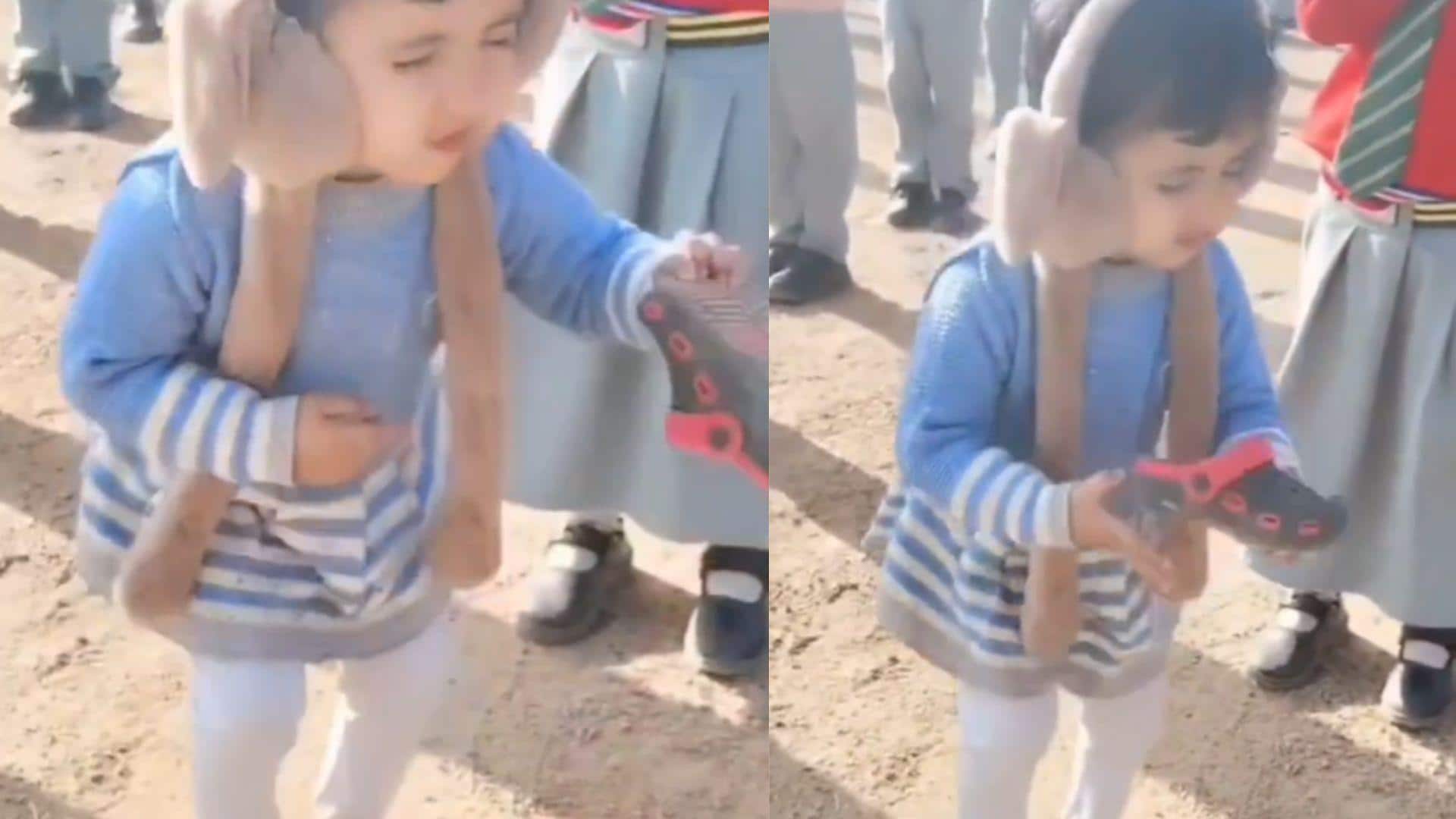स्कूल प्रेयर में भी नहीं टूटी श्रद्धा, आंखें बंद कर जूता ठीक करती बच्ची का वीडियो वायरल
