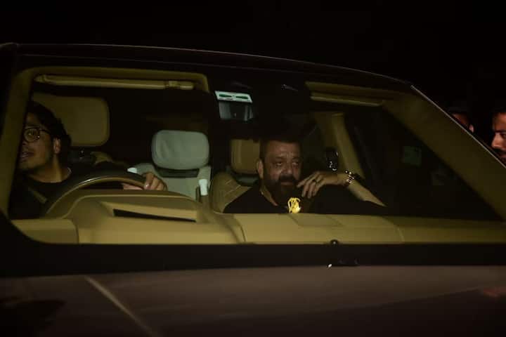 संजय दत्त भी सलमान खान को उनके 60वें जन्मदिन पर बधाई देने पहुंचे। काले रंग की टी-शर्ट में वे बेहद आकर्षक लग रहे थे।