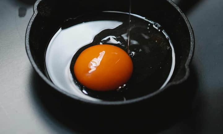 अंडे बालों के लिए बहुत फायदेमंद माने जाते हैं. इनमें प्रोटीन, बायोटीन और जरूरी विटामिन पाए जाते हैं, जो बालों की जड़ों को मजबूत बनाते हैं. अंडे बालों की डैमेज्ड स्ट्रैंड्स को रिपेयर करने में मदद करते हैं और बालों में नमी बनाए रखते हैं. इसमें मौजूद प्रोटीन बालों की संरचना को मजबूत करता है, जिससे बाल कम टूटते हैं और ज्यादा घने नजर आते हैं. वही बायोटीन हेयर फॉलिकल्स को पोषण देता है, जिससे बाल मुलायम और मजबूत बनते हैं.