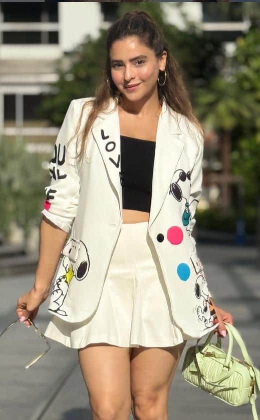 શૉર્ટ આઉટફિટમાં ચાર્મિંગ ગર્લ લાગી આમના શરીફ