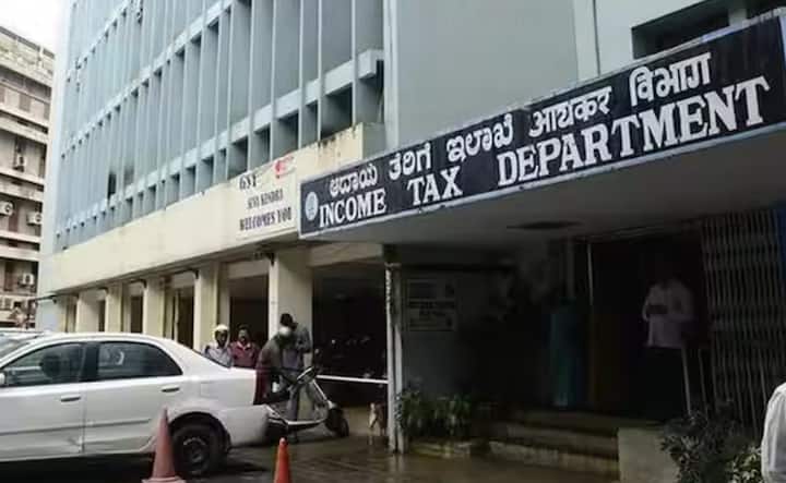 ਆਮਦਨ ਕਰ ਵਿਭਾਗ ਦੇ ਨਿਯਮਾਂ ਅਨੁਸਾਰ, ਜਿਨ੍ਹਾਂ ਦਾ ਪੈਨ ਆਧਾਰ ਨਾਲ ਲਿੰਕ ਨਹੀਂ ਹੈ, ਉਨ੍ਹਾਂ ਦਾ ਪੈਨ 1 ਜਨਵਰੀ, 2026 ਤੋਂ DiActivate ਹੋ ਜਾਵੇਗਾ। ਇਹ ਉਨ੍ਹਾਂ 'ਤੇ ਲਾਗੂ ਹੁੰਦਾ ਹੈ ਜਿਨ੍ਹਾਂ ਦਾ ਪੈਨ 1 ਅਕਤੂਬਰ, 2024 ਤੋਂ ਬਾਅਦ ਜਾਰੀ ਕੀਤਾ ਗਿਆ ਸੀ। ਜੇਕਰ ਪੈਨ 31 ਦਸੰਬਰ ਤੱਕ ਲਿੰਕ ਨਹੀਂ ਹੁੰਦਾ, ਤਾਂ ਪੈਨ ਆਪਣੇ ਆਪ ਇਨਐਕਟਿਵ ਹੋ ਜਾਵੇਗਾ।