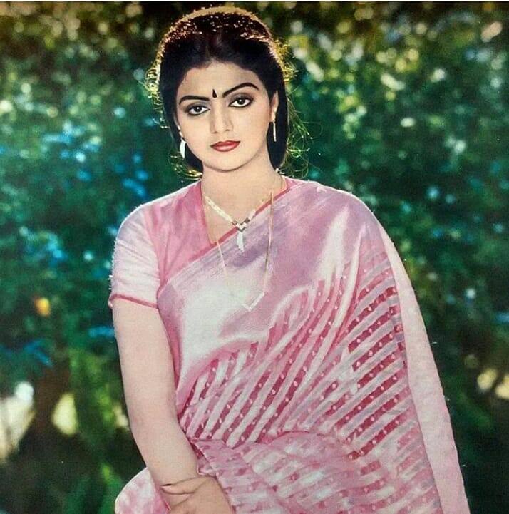 जब वो अपने करियर के पीक पर ही थीं तब उन्होंने 1998 में परिवार की मर्जी के खिलाफ एनआरआई बिजनेसमैन आदर्श कौशल से शादी कर ली. शादी के बाद वह कैलिफोर्निया में सेटल हो गईं और फिल्मों से दूरी बना ली.
