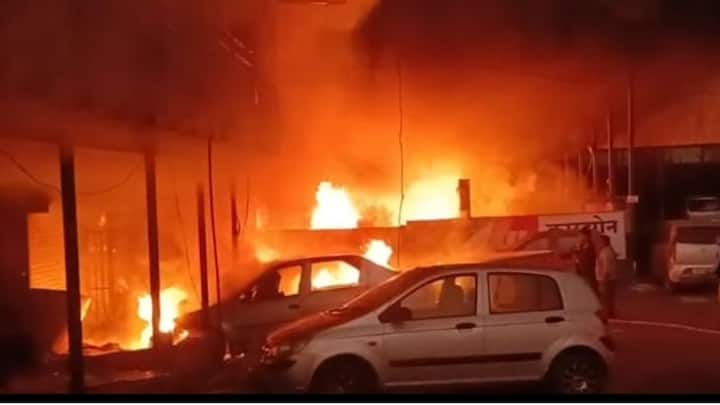 कोल्हापूर जिल्ह्यातील आजरा शहरात भीषण आगीत 7 चारचाकी वाहनांसह अनेक दुकाने जळून खाक झाली.