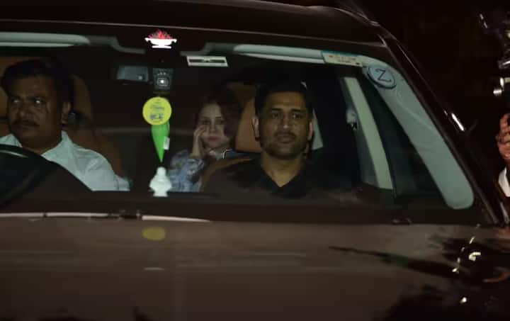 एसएमएस धोनी को सलमान खान की बर्थडे पार्टी में उनकी पत्नी साक्षी के साथ भी देखा गया था।