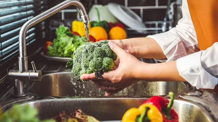 खाने से जुड़ा कोई भी काम शुरू करने से पहले सरकार की ओर से तय किए गए फूड सेफ्टी नियमों को समझना जरूरी होता है. इसका मकसद यह सुनिश्चित करना है कि लोगों तक साफ, सुरक्षित और मानक के अनुसार तैयार किया गया खाना पहुंचे. इन नियमों के बिना कारोबार करना जोखिम भरा हो सकता है.