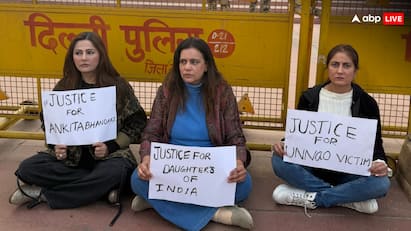 उन्नाव रेप केसः संसद के बाहर प्रदर्शन, पुलिस ने योगिता भयाना और मुमताज पटेल समेत कई प्रदर्शनकारियों को किया डिटेन