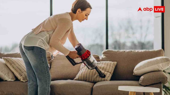 हर सोफे के कपड़े पर एक छोटा लेबल होता है जिसे केयर टैग कहते हैं. यह तय करता है कि सोफे को कैसे साफ किया जाए. जैसे W यानी सिर्फ पानी आधारित क्लीनर का  यूज करें, S यानी सिर्फ सॉल्वेंट आधारित क्लीनर या ड्राई क्लीनिंग करें. इसके अलावा S/W मतलब दोनों (पानी या सॉल्वेंट) यूज कर सकते हैं. इसके साथ ही X का मतलब सिर्फ वैक्यूम करें, नमी से बचें. यह छोटा कदम आपके सोफे की रंगत और कपड़े को बचाता है और खर्चा भी कम करता है.