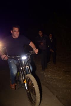 60 की उम्र में भी बेहद फिट हैं सलमान खान, जन्मदिन पर फुल सिक्योरिटी के साथ साइकिल लेकर निकले भाईजान