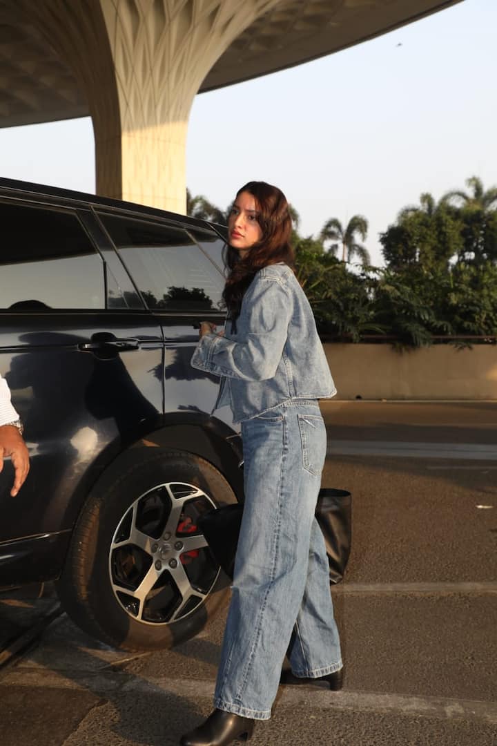 उनके लुक को ब्लैक बूट्स और ब्लैक पर्स ने और आकर्षक बनाया.