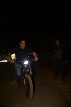 60 की उम्र में भी बेहद फिट हैं सलमान खान, जन्मदिन पर फुल सिक्योरिटी के साथ साइकिल लेकर निकले भाईजान