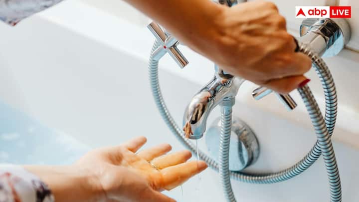 डर्मटोलॉजिस्ट्स के अनुसार, ज्यादा गर्म पानी से नहाने से शरीर और त्वचा पर काफी हानिकारक असर पड़ सकता है. यह त्वचा की प्राकृतिक नमी को खत्म कर देता है, जिससे स्किन से जुड़ी बीमारियां पनपने लगती हैं. डॉक्टरों ने सर्दियों में स्किन मरीजों के लिए नहाने के सही तरीके बताए हैं.