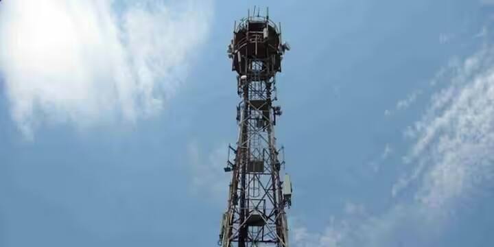 पाकिस्तान में मोबाइल उपयोगकर्ता जैज़, ज़ोंग, टेलीनॉर और यूफ़ोन जैसी कंपनियों के नेटवर्क पर निर्भर हैं। ये सभी प्रमुख दूरसंचार कंपनियां हैं और पूरे देश में सेवाएं प्रदान करती हैं। भारत के विपरीत, यहां जियो, एयरटेल या वीआई जैसी कंपनियां मौजूद नहीं हैं; इसके बजाय, स्थानीय और अंतरराष्ट्रीय साझेदारी वाली कंपनियां बाजार पर हावी हैं।