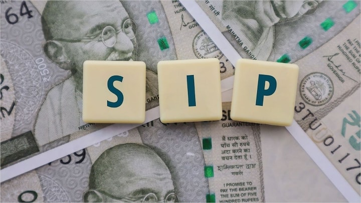 SIPలో పెద్ద బలం ఫ్లెక్సీబిలిటీ. మీ శాలరీ ఎలా అయితే పెరుగుతుందో.. అలాగే మీరు SIP అమోంట్ కూడా పెంచుకోవచ్చు. 5000 నుంచి 7000 లేదా 10000 రూపాయలవరకు పెంచుకోవచ్చు. దీనిని step up SIP అంటారు. ఇది రిటర్న్ ఇంకా వేగంగా పెంచుతుంది.