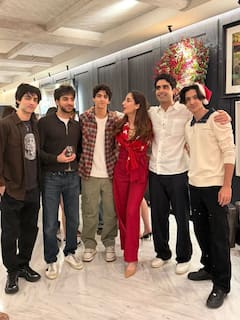 एक्स वाइफ सुजैन खान की क्रिसमस पार्टी में पहुंचे ऋतिक रोशन, गर्लफ्रेंड सबा आजाद सग दिए पोज