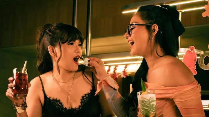 किरितिमाती और किरिबाती के अन्य द्वीपों पर रहने वाले लोग मुख्य रूप से माइक्रोनेशियाई संस्कृति से जुड़े हैं. उनकी जिंदगी समुद्र के इर्द-गिर्द घूमती है. मछली पकड़ना, नारियल और सीमित खेती यहां के लोगों की आजीविका का मुख्य साधन है. संसाधनों की कमी, स्वच्छ पानी और रोजगार यहां की बड़ी चुनौतियां हैं, फिर भी लोग अपनी संस्कृति और सामूहिक जीवन से जुड़े रहते हैं.