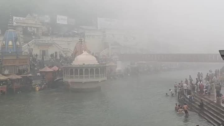 हर की पौड़ी समेत आसपास के इलाकों में कड़ाके की ठंड घने कोहरे की सफेद चादर में ढके नजर आ रहे है.